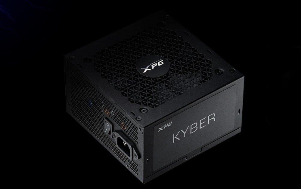 Zasilacz ADATA XPG Kyber Widok z góry na czarny zasilacz z logiem 'XPG' na wentylatorze oraz napisem 'KYBER' z przodu, na czarnym tle, przeznaczenie, cechy, moc, zalety