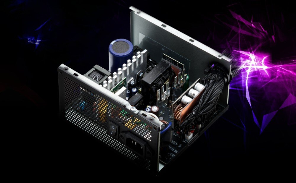 Zasilacz ADATA XPG Kyber Otwarty zasilacz ukazujący wnętrze z przewodami, radiatorami i komponentami elektronicznymi, na tle czarno-fioletowym, certyfikaty Cybenetics, testy