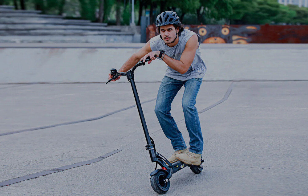 Hulajnoga elektryczna KAABO Mantis 8 Plus Niebieski dwa silniki moc 2 x 800 W predkosc od 20 km/h pokonywanie wzniesien o nachyleniu terenu do 25 stopni