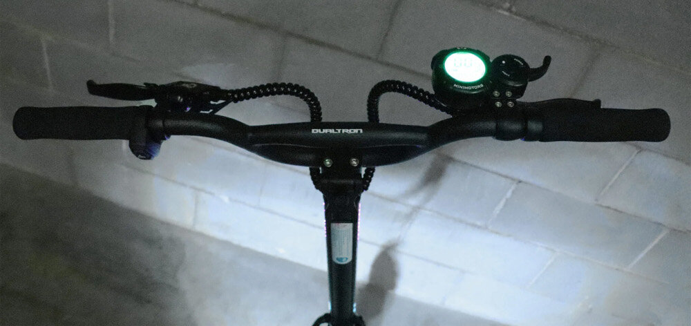 Hulajnoga elektryczna DUALTRON Spider II Czarny minimalistyczn kierownica lekka wysokosc 114 cm podrozowanie w wyprostowanej pozycji ciala podswietlenie dodatkowe swiatlo przyciski do sterowania oswietleniem intuicyjny wyswietlacz LCD pelen kontrast i widocznosc bardzo wyraznie widoczne informacje