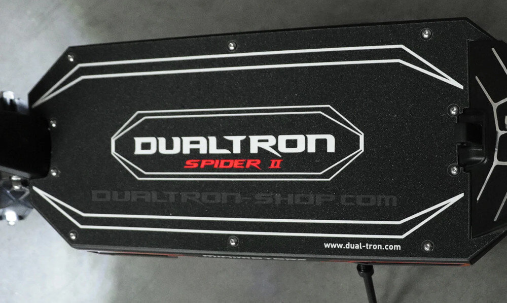 Hulajnoga elektryczna DUALTRON Spider II Czarny konstrukcja polaczenie aluminium i wlokna weglowego odpornosc na korozje latwa konserwacja bardzo trwala duzy antyposlizgowy poklad maksymalna waga uzytkownika 120 kg