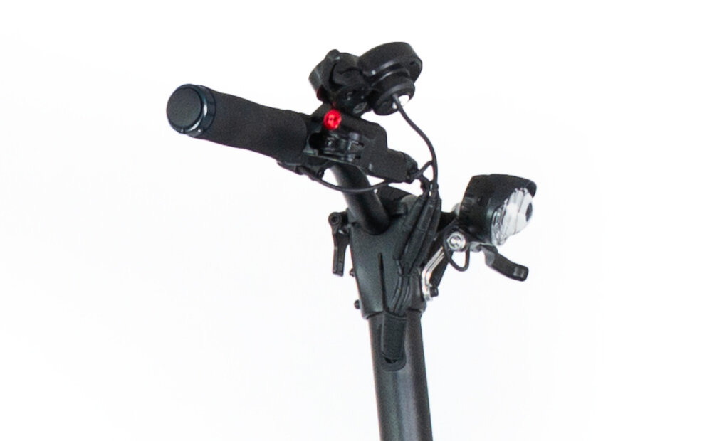 Hulajnoga elektryczna KAABO Mantis 10 Pro Srebrny przednie i boczne swiatla LED odblaski dodatkowa widocznosc przednie swiatlo ma wbudowana funkcje klaksonu jeszcze wieksze bezpieczenstwo