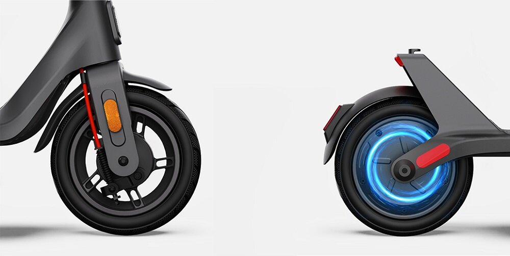Електричний скутер XIAOMI Electric Scooter 4 Lite винятковий комфорт подорожі Максимальна безпека вдосконалена система гальмування Барабанні гальма безпечне уповільнення задня система E-ABS Електронна антиблокувальна система гальм інноваційна технологія контроль стабільності контролює швидкість контролює гальмівну силу запобігає блокуванню коліс плавне ефективне гальмування комфортна безпечна стабільна їзда