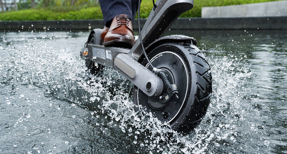 Hulajnoga elektryczna XIAOMI Electric Scooter 4 Ultra Czarny symbol innowacji i wygody solidnosc i niezawodnosc klasa ochrony IP55 calkowita odpornosc na pyl i zachlapania jazda po drogach wiejskich elegancki wszechstronny srodek transportu niezawodny partner