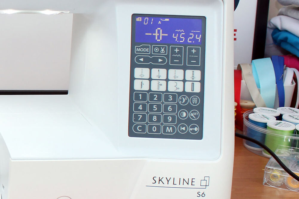 Maszyna do szycia JANOME Skyline S6 wyświetlacz przyciski biała obudowa maszyny czytelny ekran LCD ułatwiona obsługa wybór z dostępnych ściegów dostosowanie długości 0-5 mm i szerokości 0-9 mm przydatne wskazówki zalecane ustawienia rekomendowane stopki proste i intuicyjne szycie