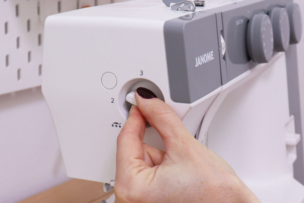 Maszyna do szycia JANOME 1522LG funkcja regulacji docisku stopki do szycia różnych rodzajów tkanin optymalne rezultaty elastyczne dzianiny delikatne tkaniny gruby jeans świetna jakość ściegu praca z trudnymi tkaninami
