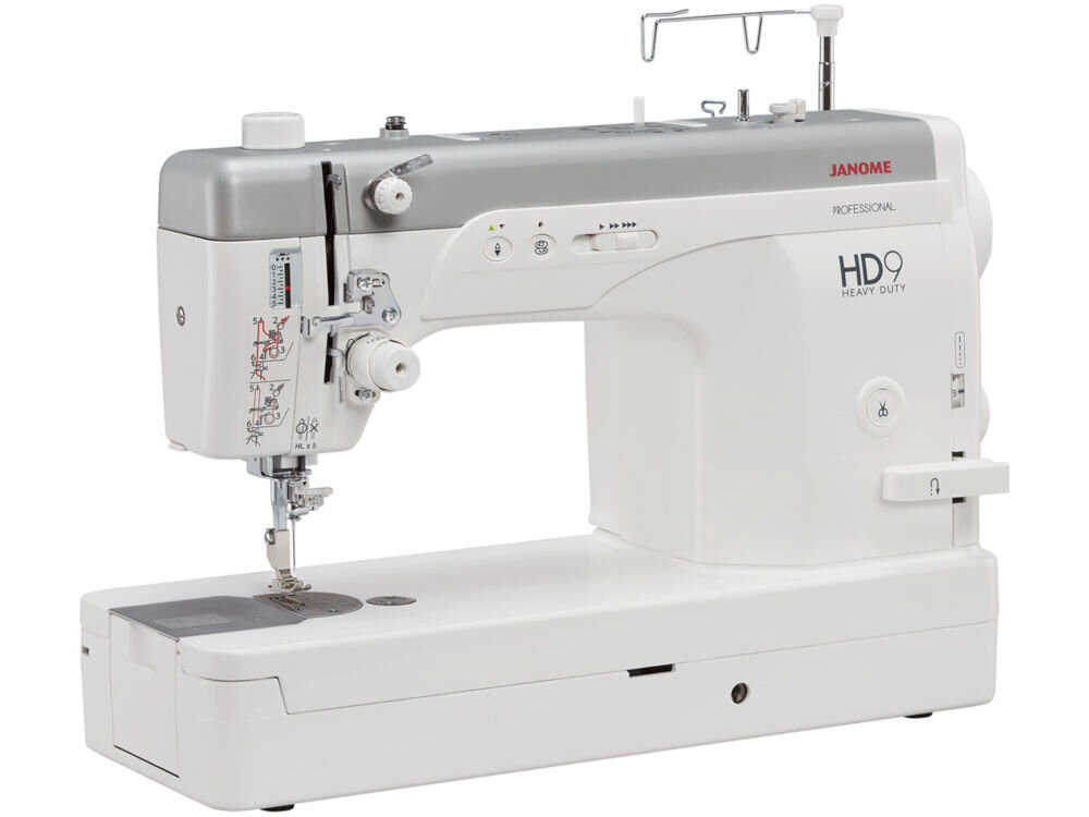 Maszyna do szycia JANOME HD9 Professional maszyna stoi bokiem przyciski pokrętła stopka metalowe elementy biała obudowa białe tło (498 x 338 x 218 mm) do szycia ściegiem prostym (stebnówka) wymagający użytkownicy solidna metalowa konstrukcja wydajność precyzja komfortowe szycie dla hobbystów, pasjonatów patchworku funkcjonalność wysoka jakość wykonania