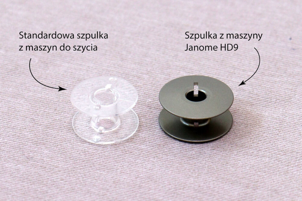 Maszyna do szycia JANOME HD9 Professional dwie szpulki jedna przeźroczysta druga w czarnym kolorze jasne tło dolna szpulka o 40% większą niż standardowe modele dłuższa nieprzerwana praca w pełni metalowy chwytacz rotacyjny obracający się o 360° precyzja optymalny ścieg płynne i satysfakcjonujące szycie