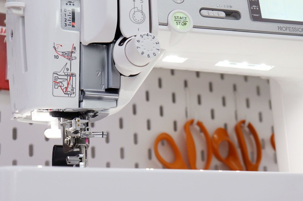 Maszyna do szycia JANOME MC6700 Professional bogate wyposażenie, szycie na wysokim poziomie, kompletne wyposażenie