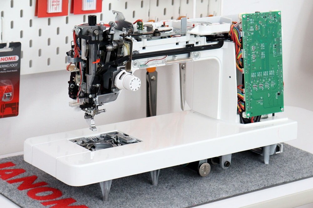 Maszyna do szycia JANOME MC6700 Professional wzmocniona konstrukcja, metalowe podzespoły, stabilna praca