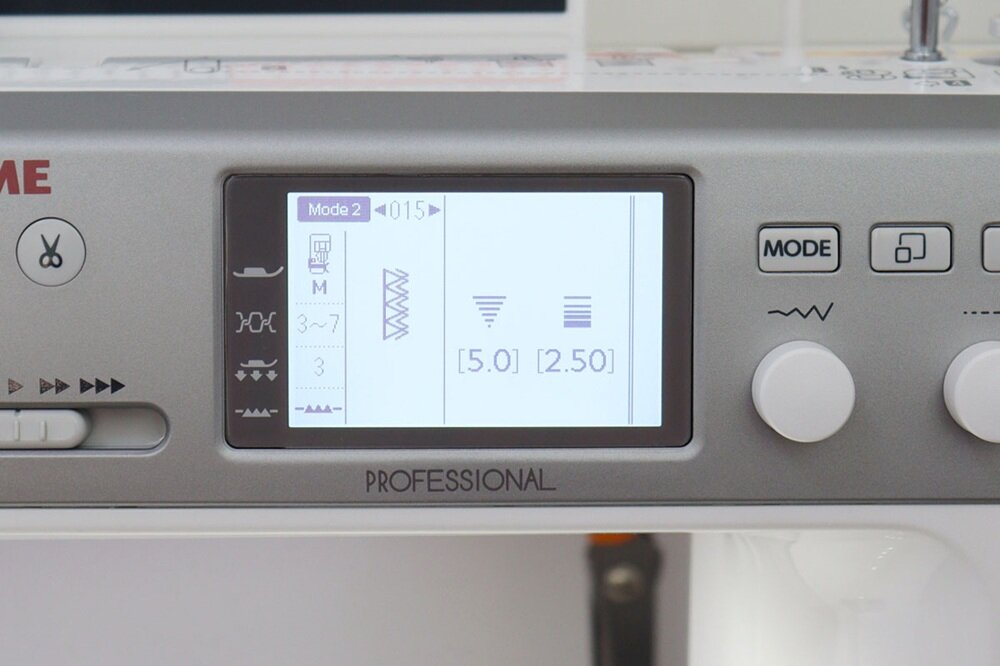 Maszyna do szycia JANOME MC6700 Professional czytelny ekran, dokładne pokazanie wybranego trybu, bogate wyposażenie