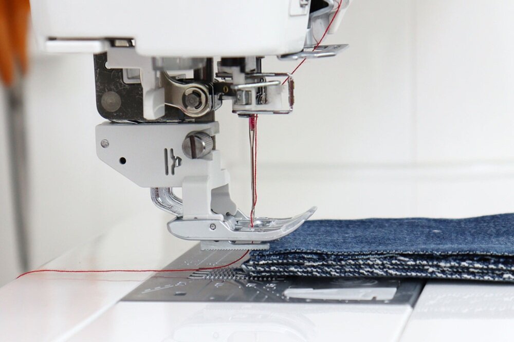 Maszyna do szycia JANOME MC6700 Professional system wbudowanego transportu górnego, transport dolny sfs+, pełna synchronizacja