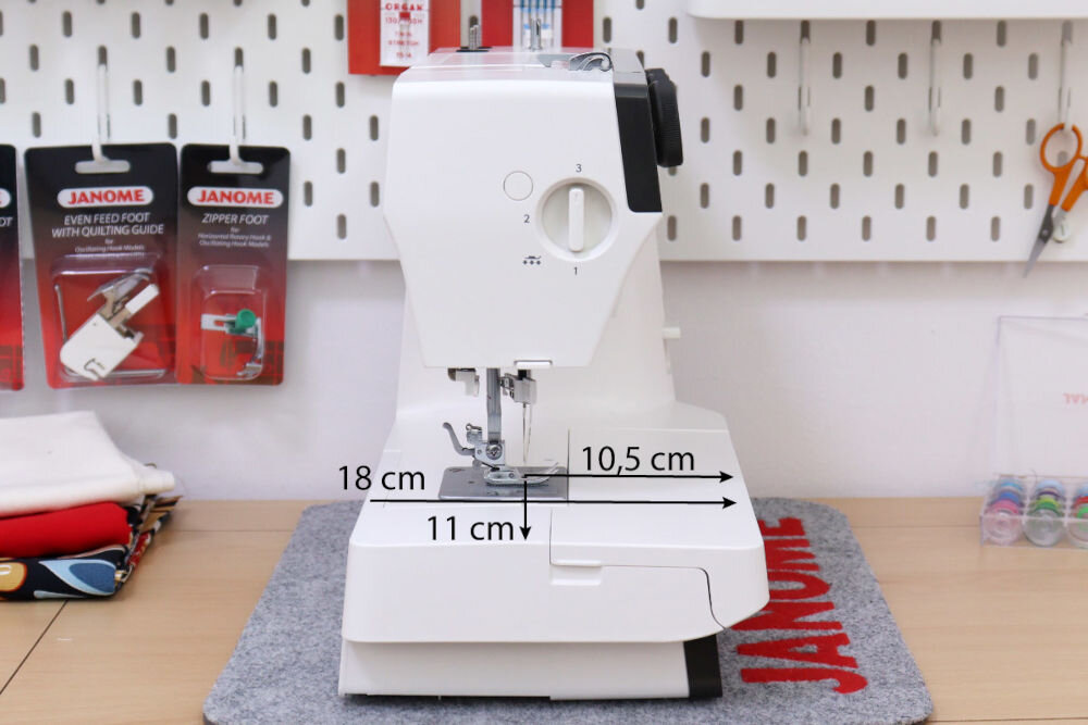 Maszyna do szycia JANOME 1522DG zwiększona przestrzeń robocza 10,5 x 11 cm duża wygoda i komfort szycie większych elementów
