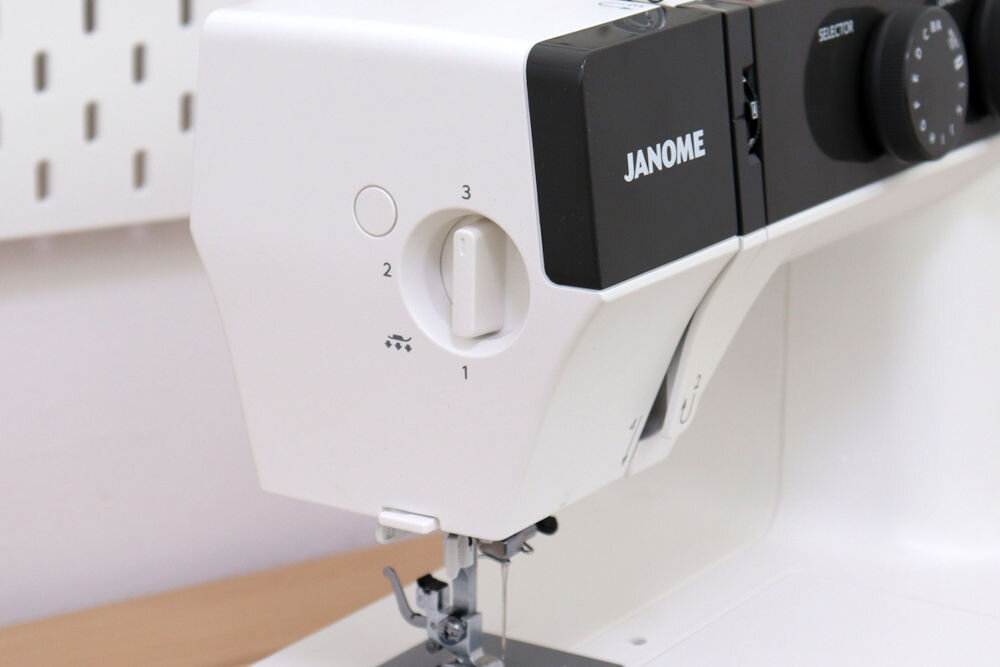 Maszyna do szycia JANOME 1522DG szycie różnych materiałów delikatne tkaniny elastyczne dzianiny gruby jeans estetyczne ściegi płynne komfortowe szycie możliwość dostosowanie docisku lepsza kontrola nad tkaniną precyzyjna praca dla początkujących i zaawansowanych użytkowników