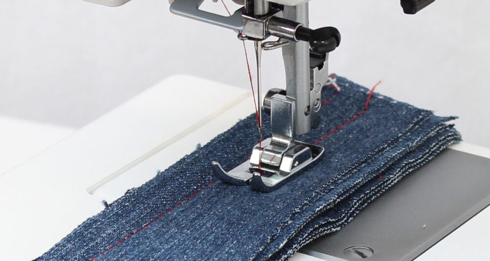 Maszyna do szycia JANOME HD523 maszyna stopka igła szycie jeansu nitka czerwona każde wyzwanie delikatna tkanina kilka warstw jeansu 17 x 29 x 38 cm solidny model mechaniczny intuicyjna obsługa imponująca wytrzymałość u osób początkujących szycie to codzienność