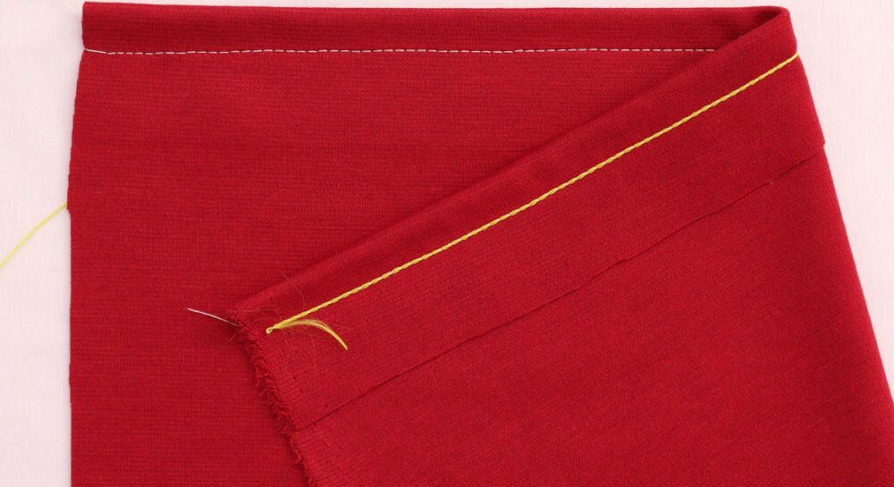 Maszyna do szycia JANOME CP3000P Cover czerwony materiał ścieg żółta nitka jasne tło Ścieg 1-igłowy łańcuszkowy do łączenia materiałów wytrzymałość elastyczność w odzieży roboczej dżinsach koszulach z prawej strony wygląda jak klasyczny ścieg prosty od spodu tworzy łańcuszek elastyczność odporność na rozdarcia