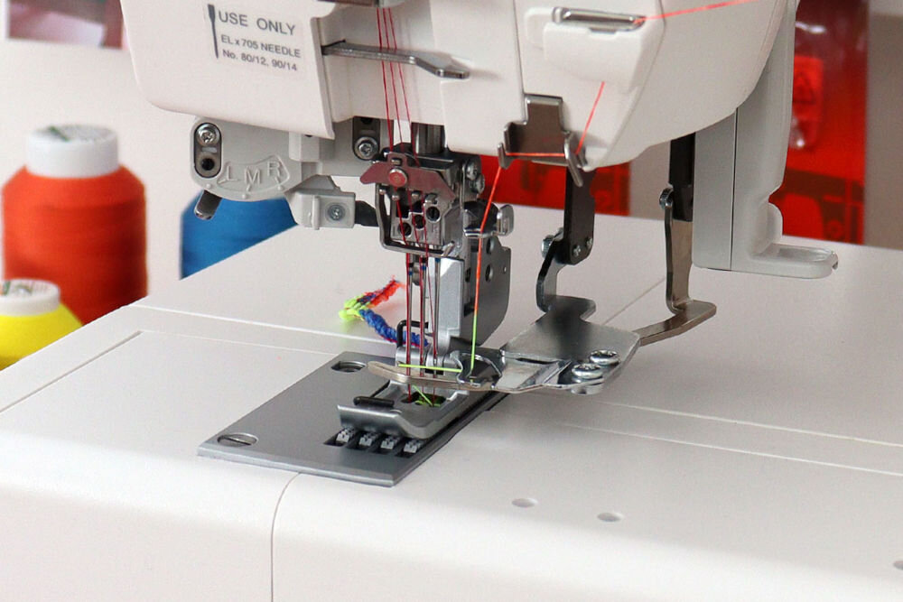 Maszyna do szycia JANOME CP3000P Cover metalowe elementy stopka igła zapleciona kolorowa nić Mechanizm górnego przeplotu włączenie wyłączenie jednym ruchem dłoni intuicyjna i szybka obsługa dostosowanie urządzenia prosta konstrukcja wygodny w użyciu nie wymaga specjalnych umiejętności