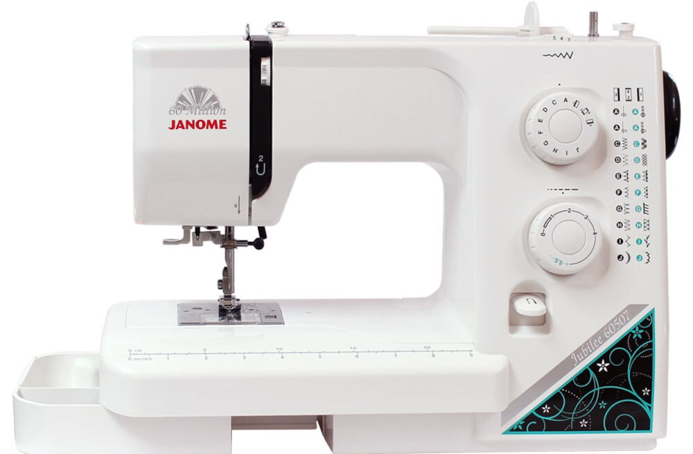 Maszyna do szycia JANOME Jubilee 60507 (18 x 28 x 39 cm) biała elementy czarnego białe tło pokrętła rysunki ściegów stopka szerokie możliwości twórcze precyzyjne wykonanie praktyczne funkcje proste przeróbki bardziej zaawansowane projekty ubrania dekoracje do domu akcesoria wygoda użytkowania