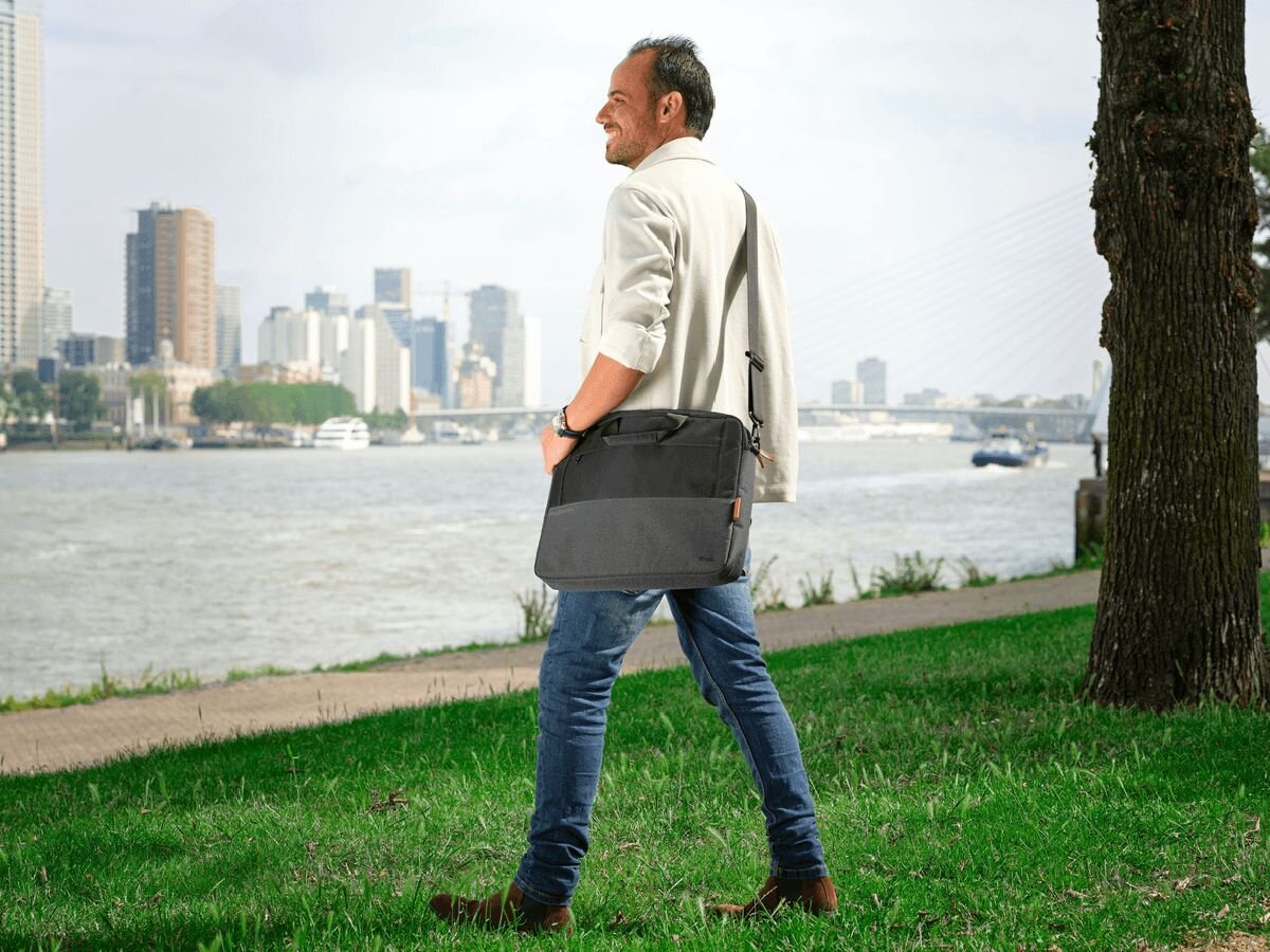 TRUST Lisboa - mężczyzna z torbą na ramieniu