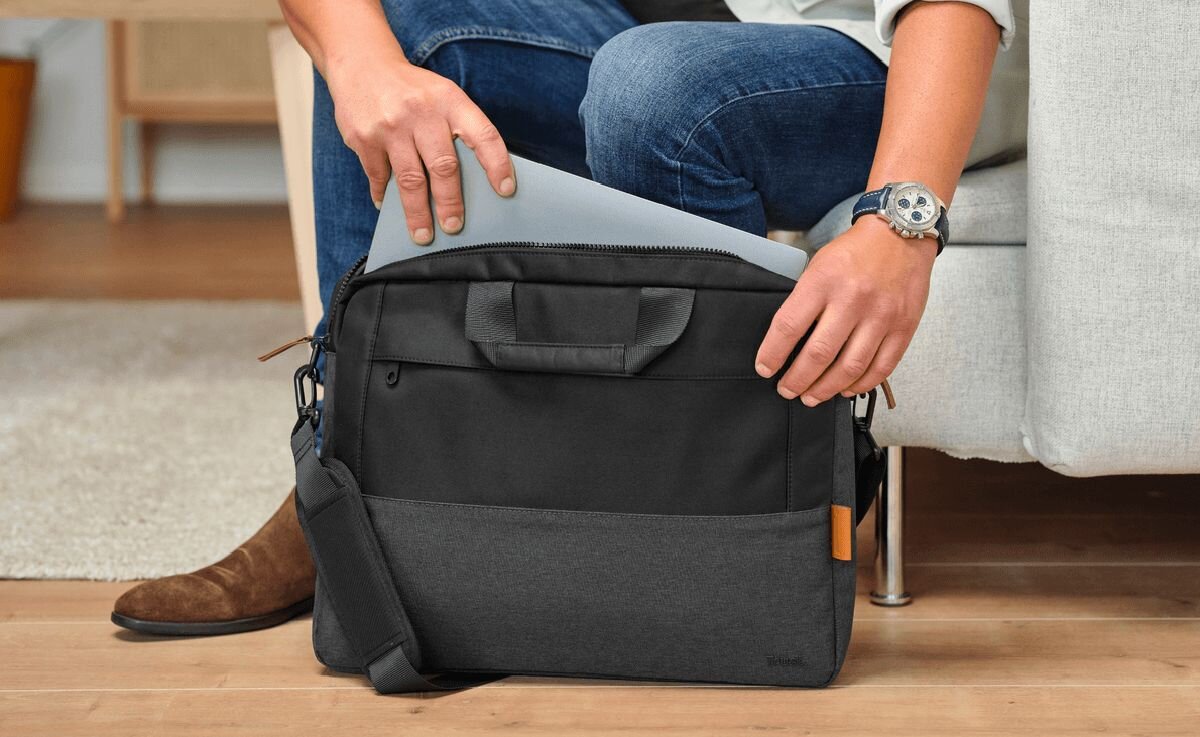 TRUST Lisboa Torba Lisboa laptopach o przekątnej ekranu do 16 cali Wzmocniona, wewnętrzna komora antywstrząsowa uderzeniami i uszkodzeniami - mężczyzna wyciagający laptopa z torby