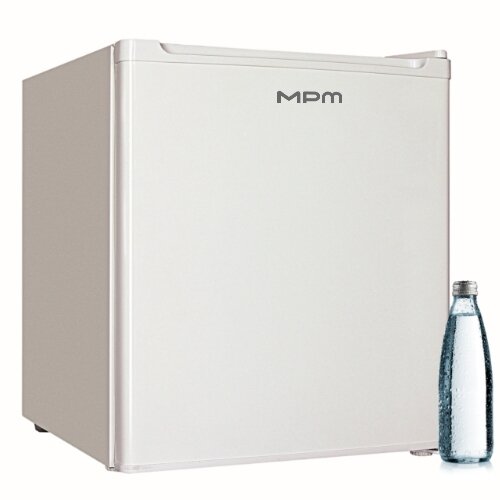 Chłodziarka MPM-46-CJ-01/E, a obok niej butelka z wodą.