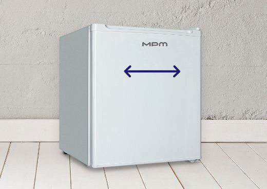 Lodówka MPM-46-CJ-01/E na podłodze. Dwustronna strzałka symbolizująca drzwi lewo/prawo.