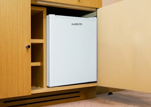 Lodówka MPM-46-CJ-01/E  ustawiona w szafce.