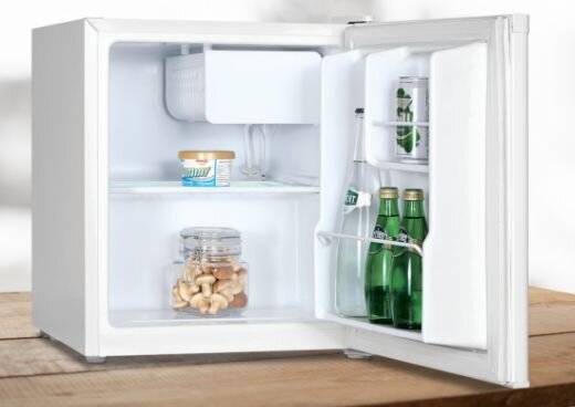 Otwarta lodówka MPM-46-CJ-01/E wypełniona produktami spożywczymi.