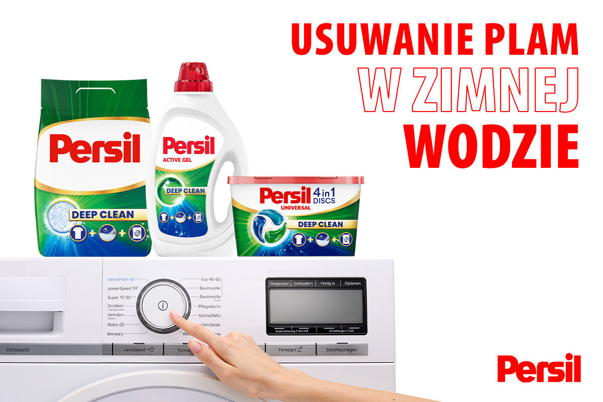 Na obrazie widoczne są trzy produkty marki Persil: proszek, żel i kapsułki do prania, umieszczone nad panelem pralki. Tekst na obrazie brzmi: \'USUWANIE PLAM W ZIMNEJ WODZIE\'.
