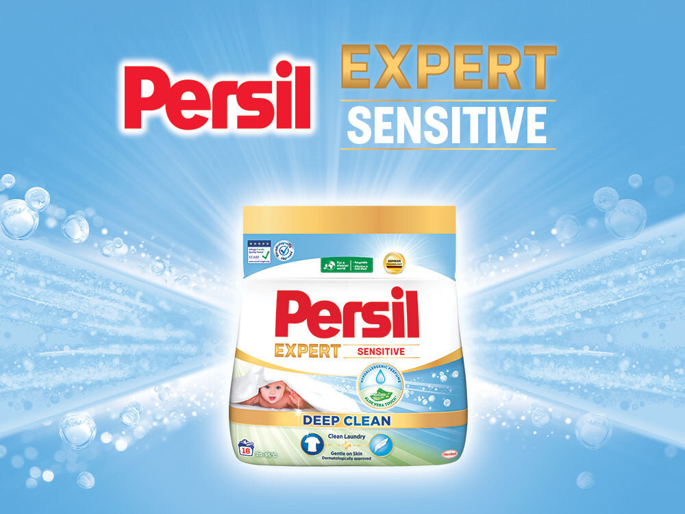 Proszek do prania PERSIL Reklama proszku Persil Expert Sensitive. Opakowanie proszku w torebce na jasnoniebieskim tle. Nad nagłówkiem: persil Expert Sensitive widoczny symbol niemowlęcia, aloesu i napis Deep Clean oraz Gentle on Skin
