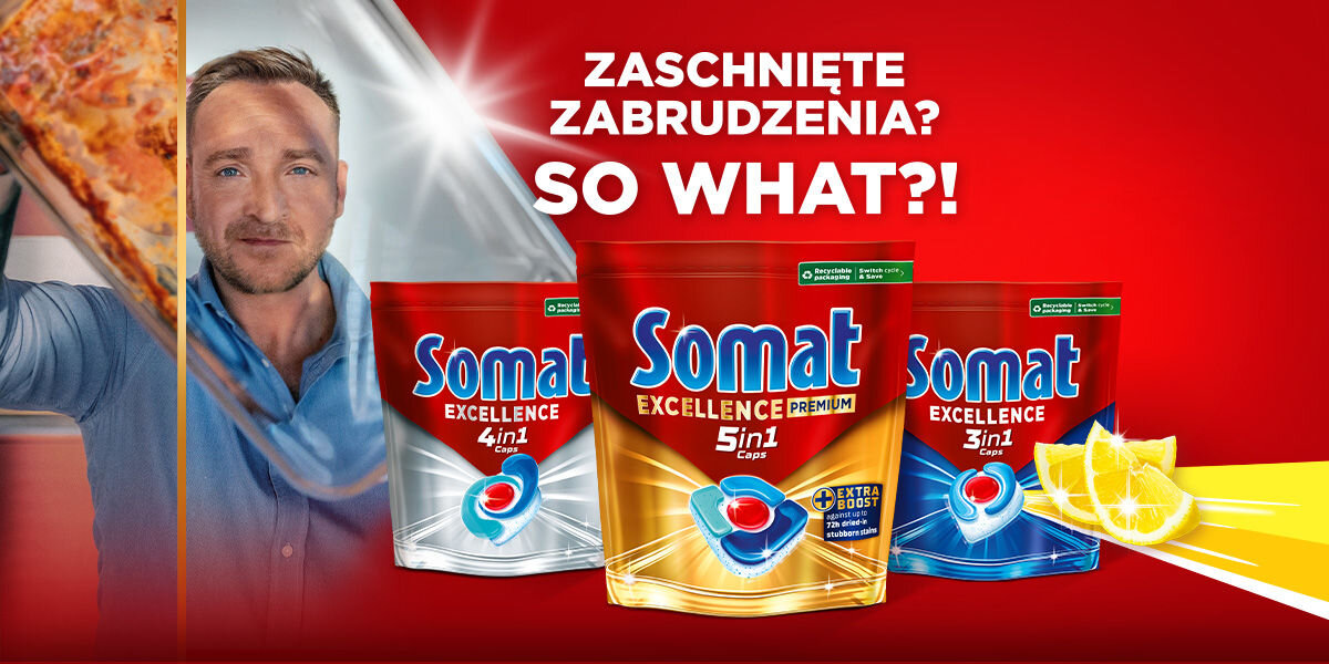 Tabletki do zmywarek SOMAT Excellence Premium 5w1 - 42 szt. Reklama tabletek do zmywarki Somat Excellence Caps. Na czerwono-żółtym tle widać uśmiechniętego mężczyznę trzymającego czysty talerz oraz trzy opakowania kapsułek Somat (3in1, 4in1, 5in1). Napis: ZASCHNIĘTE ZABRUDZENIA? SO WHAT?!