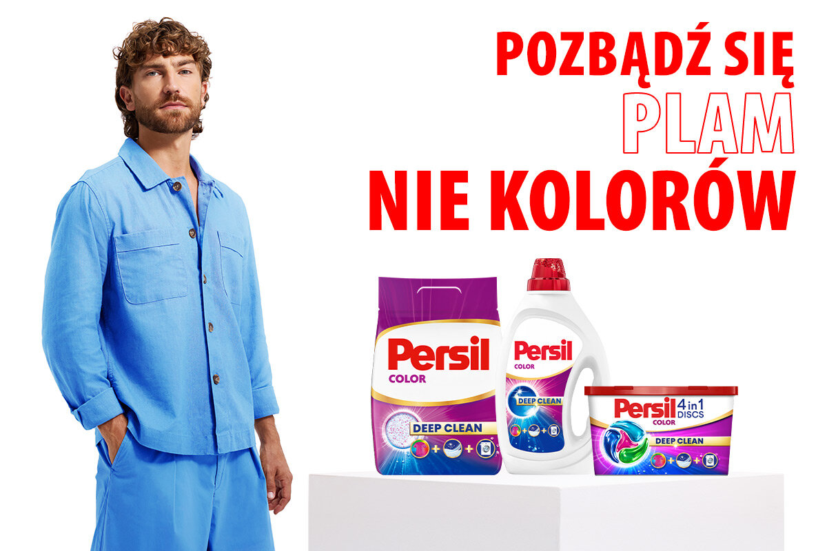 Mężczyzna w niebieskim ubraniu stoi obok produktów Persil: proszku, płynu i kapsułek do prania. Tekst na obrazie: \'POZBĄDŹ SIĘ PLAM NIE KOLORÓW\'.