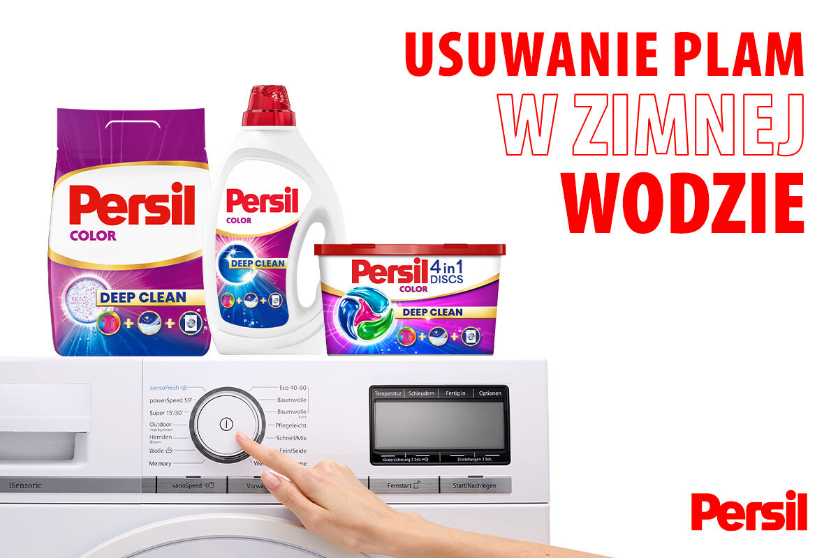 Na obrazie widoczne są produkty marki Persil: opakowanie proszku, butelka płynu oraz pudełko kapsułek do prania. Obok znajduje się pralka z ręką ustawiającą program, a w tle widnieje napis \'USUWANIE PLAM W ZIMNEJ WODZIE\'.