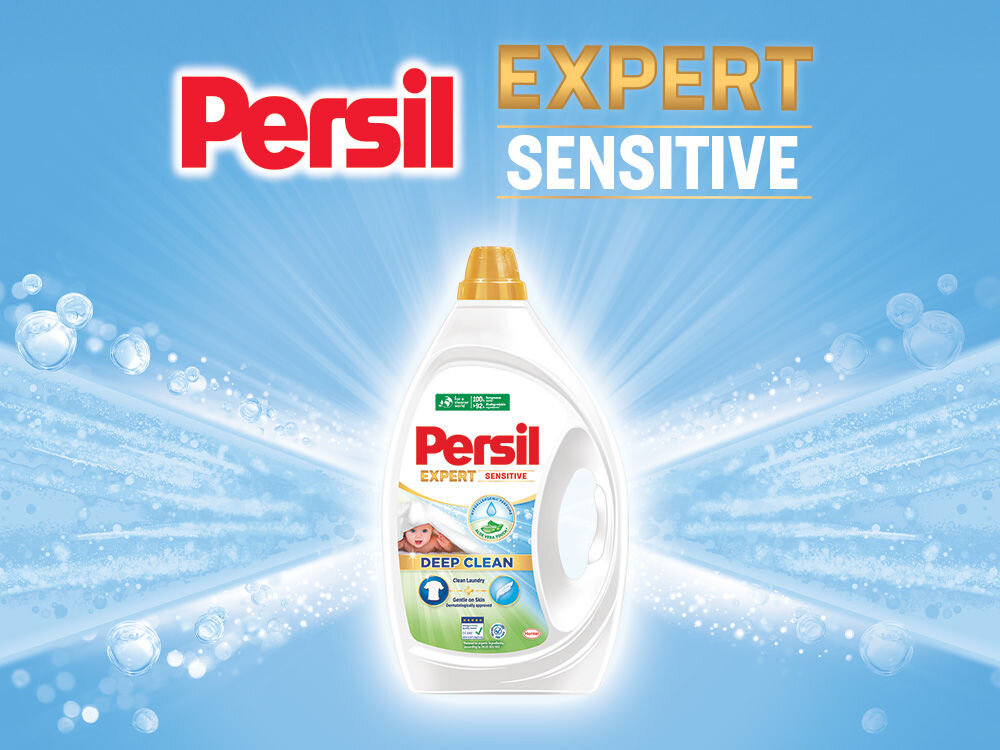 Żel do prania PERSIL Reklama żelu Persil Expert Sensitive. Duża butelka żelu na niebieskim tle. Na etykiecie butelki widać niemowlę, a pod spodem informację: Gentle on Skin (Łagodny dla skóry)