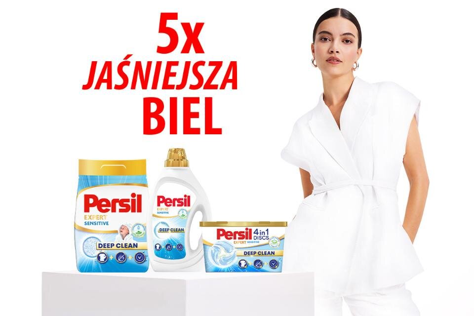 Na obrazie widoczne są produkty marki Persil: proszek, płyn i kapsułki do prania z napisem \'DEEP CLEAN\'. Obok produktów stoi kobieta ubrana na biało, a nad nimi znajduje się tekst \'5x JAŚNIEJSZA BIEL\'.