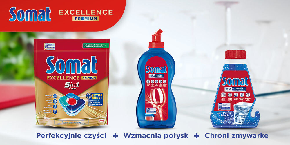 Tabletki do zmywarek SOMAT Excellence Premium 5w1 - 24 szt. Zdjęcie prezentujące trzy produkty Somat na jasnym, zamazanym tle z kieliszkami: z lewej kapsułki Somat Excellence Premium 5in1 Caps; w środku niebieski płyn Somat 5in1 Rinse (Nabłyszczacz); z prawej niebieski płyn Somat 5in1 Intensive (Oczyszczacz do zmywarki). Podpis: Perfekcyjnie czyści + Wzmacnia połysk + Chroni zmywarkę