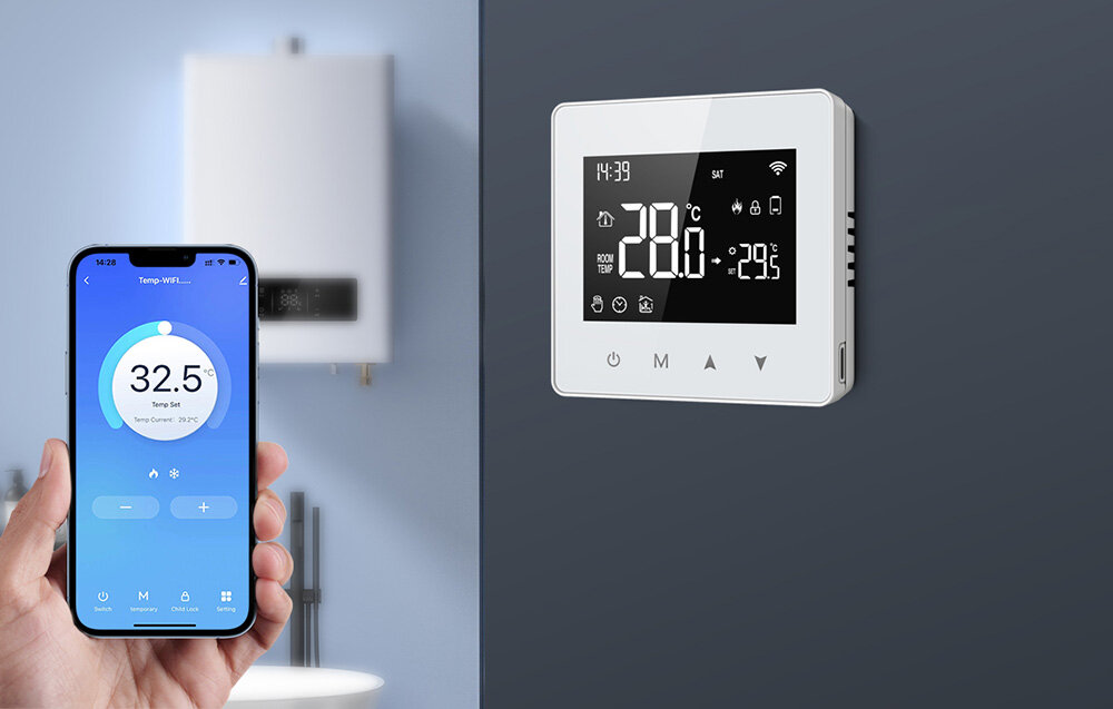 Na obrazie widoczny jest inteligentny termostat zamontowany na ścianie, z wyświetlaczem pokazującym temperaturę 28°C oraz ikonami. Obok znajduje się ręka trzymająca smartfon z aplikacją pokazującą temperaturę 32.5°C.