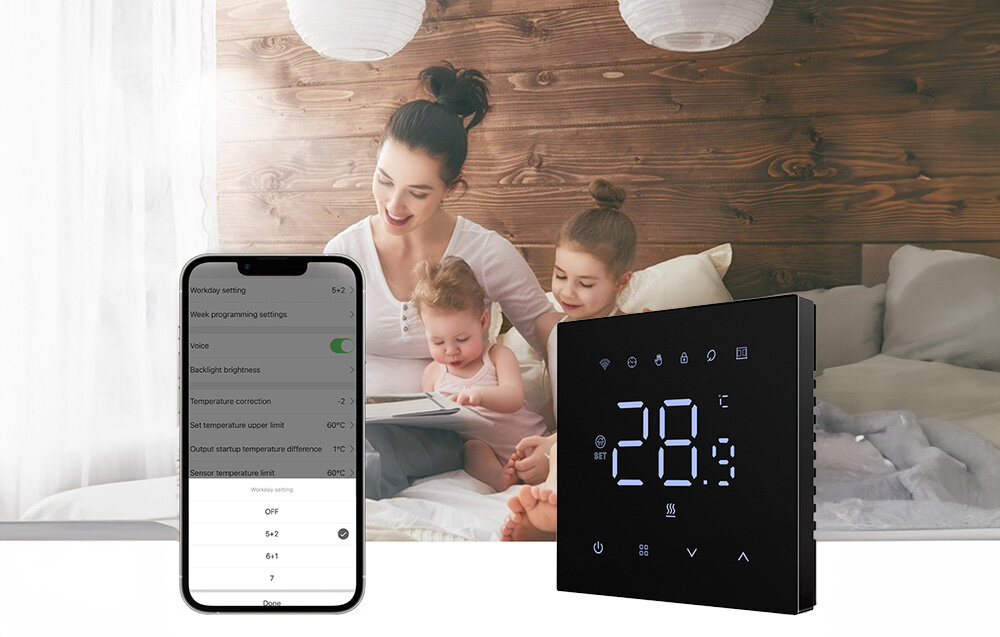 Na obrazie widać inteligentny termostat z wyświetlaczem pokazującym temperaturę 28 stopni oraz smartfon z aplikacją do jego obsługi. W tle znajduje się kobieta z dwójką dzieci siedząca na łóżku w przytulnym wnętrzu.