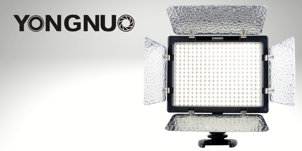 Panelowa lampa LED z otwartymi wrotami, świecąca chłodnym światłem, zamocowana na stopce montażowej