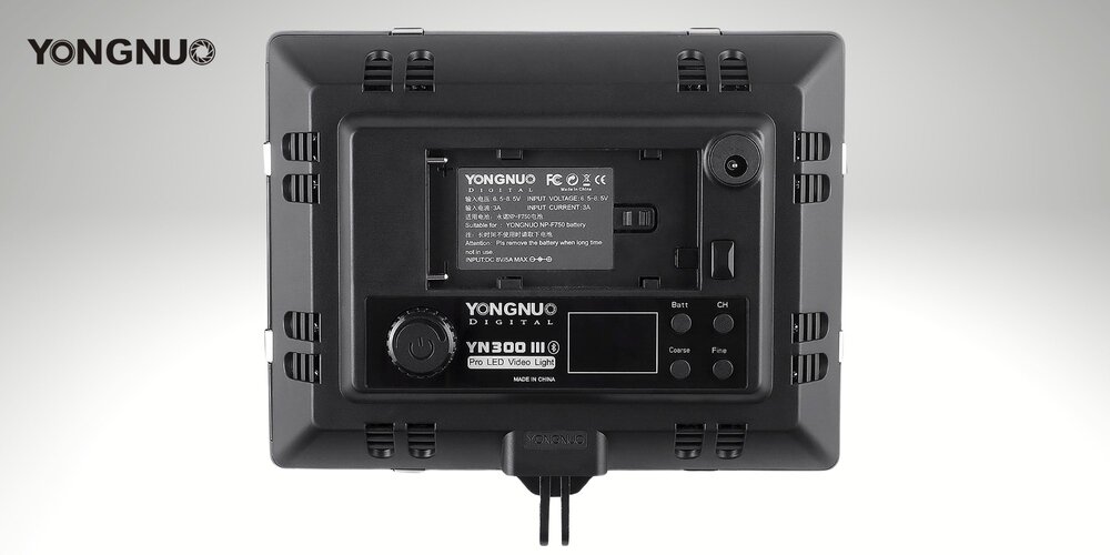 Tylny panel lampy LED z wyświetlaczem, pokrętłem regulacji, przyciskami sterującymi i gniazdem zasilania