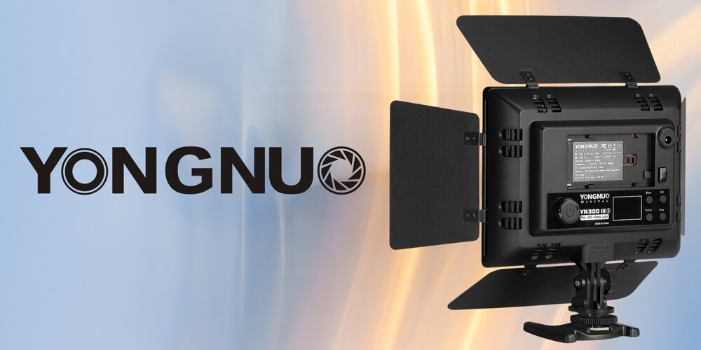 Lampa LED z zamkniętymi wrotami ustawiona na uchwycie, widoczny tył urządzenia i logo producenta