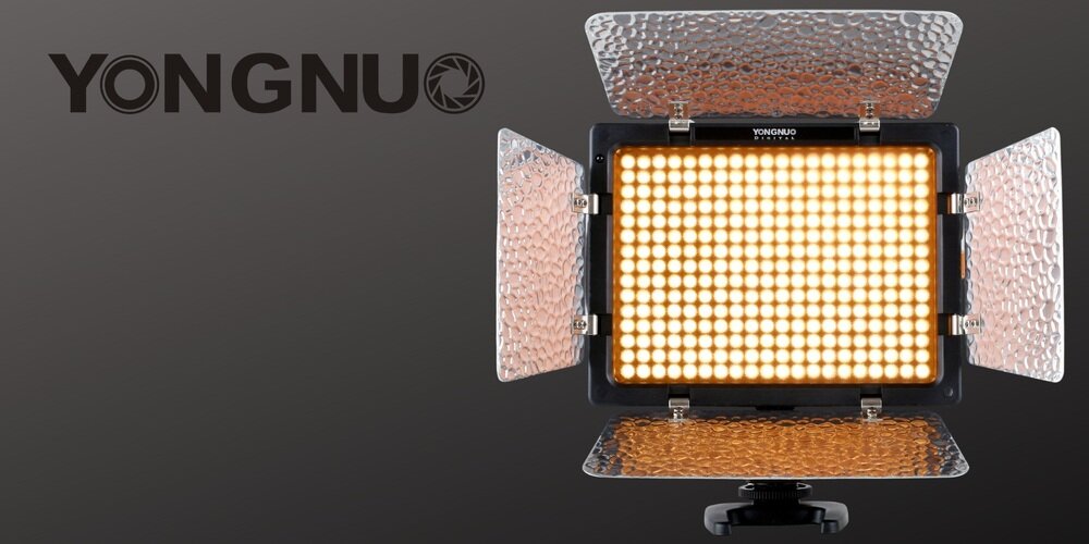 Panel LED emitujący ciepłe światło z założonym filtrem, otwarte metalowe wrota i stopka montażowa