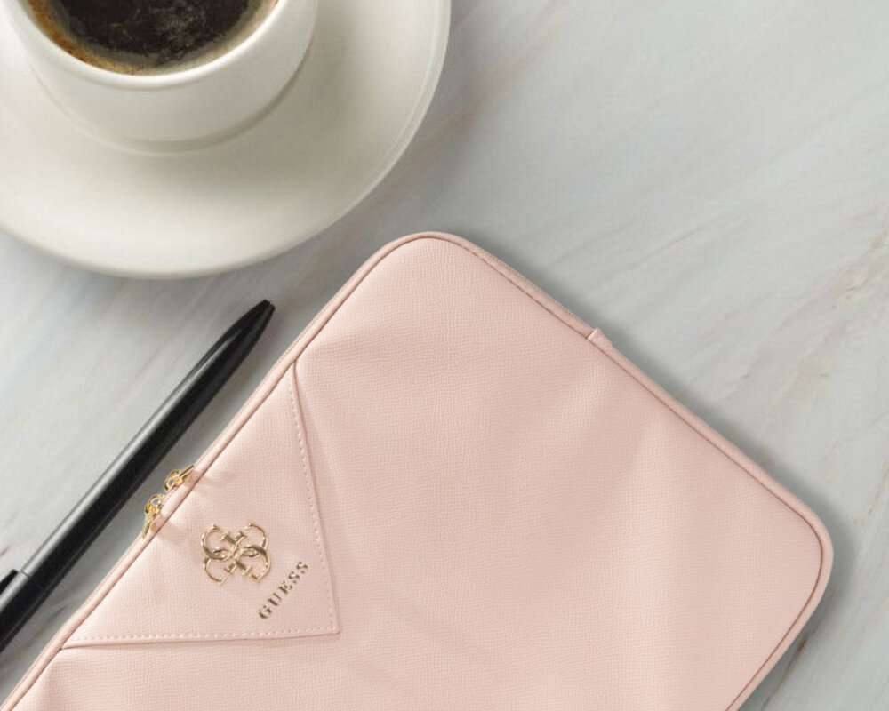 Etui na laptopa GUESS Triangle 4G.