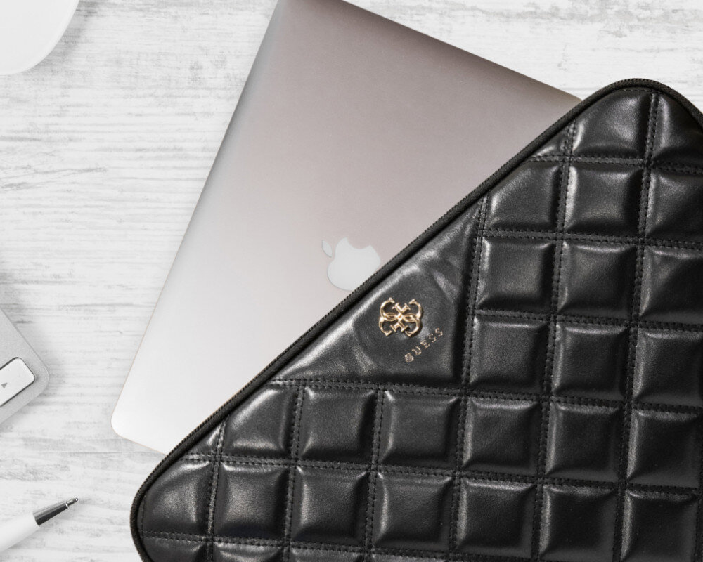 Etui na laptopa GUESS Quilted 4G styl