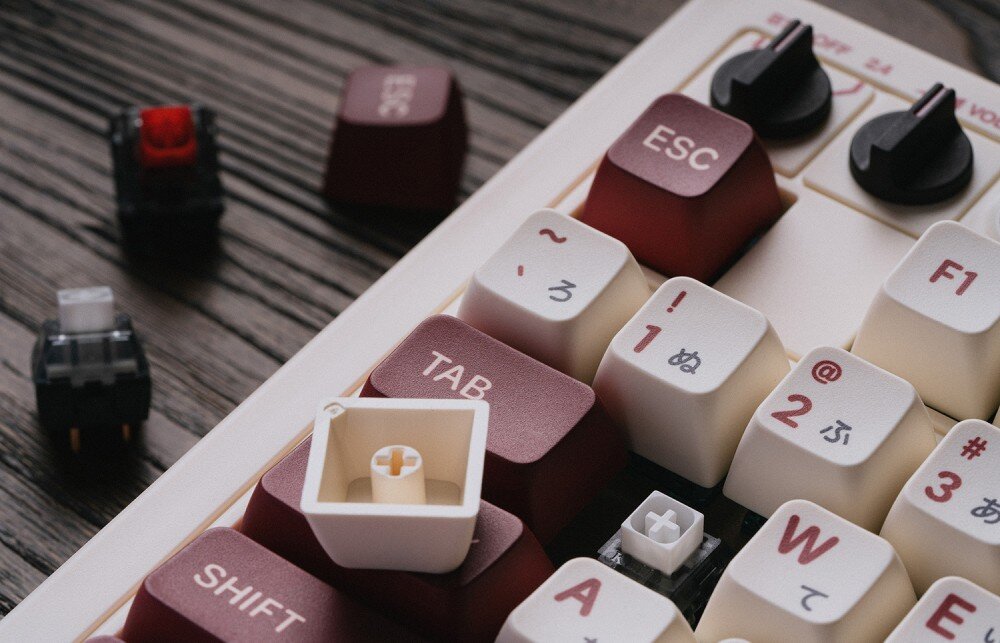 Klawiatura 8BITDO Fami Edition materiały wykonanie nakładki Hot Swap