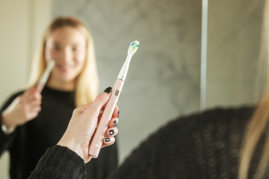 Szczoteczka soniczna TRUELIFE SonicBrush Slim20 Różowy Pielęgnacja jamy ustnej wygląd design tło prezentacja wizualizacja