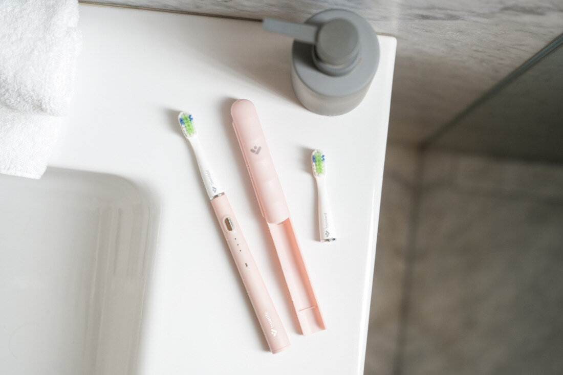 Szczoteczka soniczna TRUELIFE SonicBrush Slim20 Biały Lekkość, która nadąża za Tobą Smukła konstrukcja waga Praktyczne etui higieniczne przechowywanie