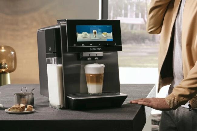 SIEMENS serii EQ900 Plus - ekspres na blacie z kawą