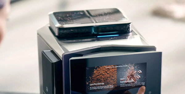 SIEMENS serii EQ900 Plus - zbliżenie na górę ekspresu i zbiorniki