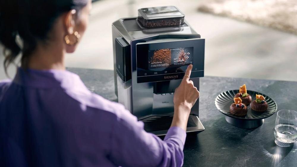 SIEMENS serii EQ900 Plus ekspres na blacie, kobieta wybiera coś z menu